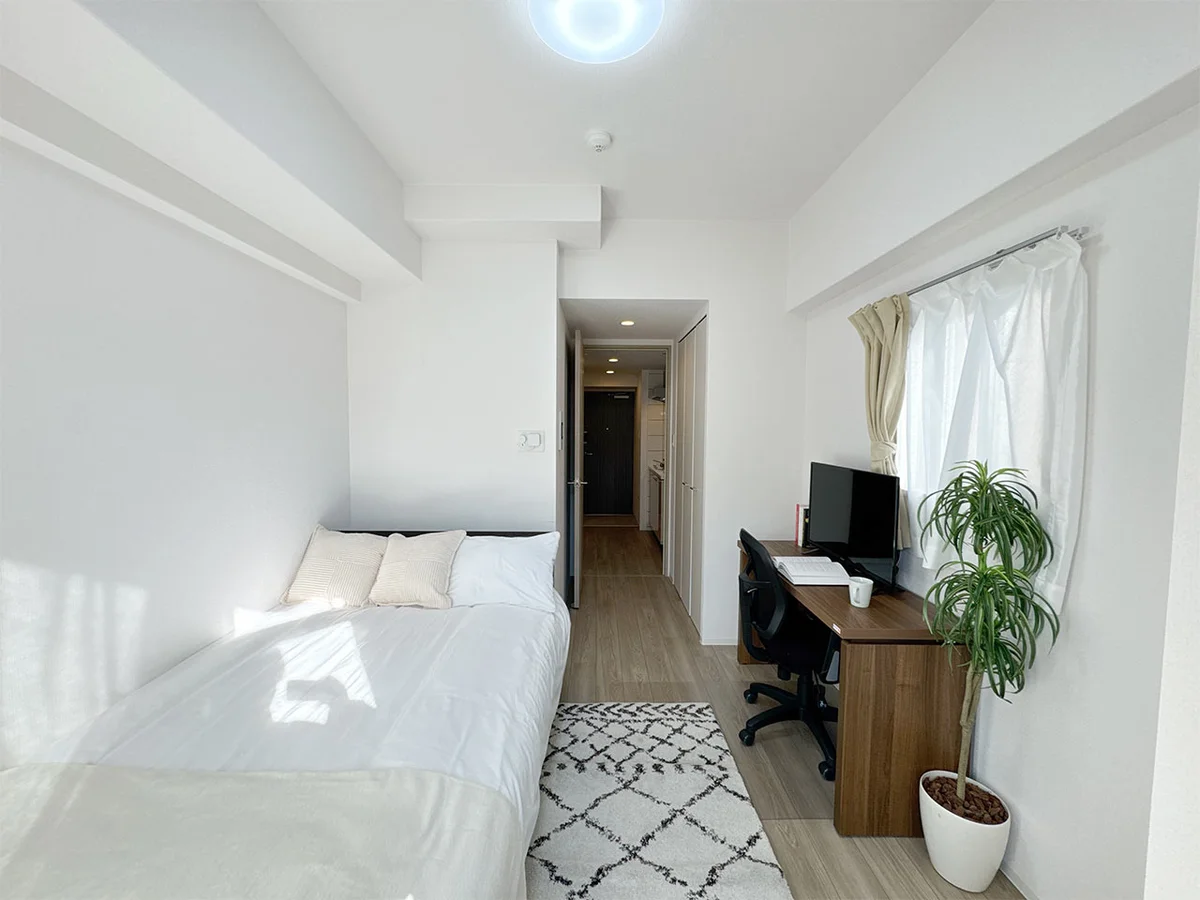 写真はお部屋のイメージです。ラグなどの室内装飾はございません。