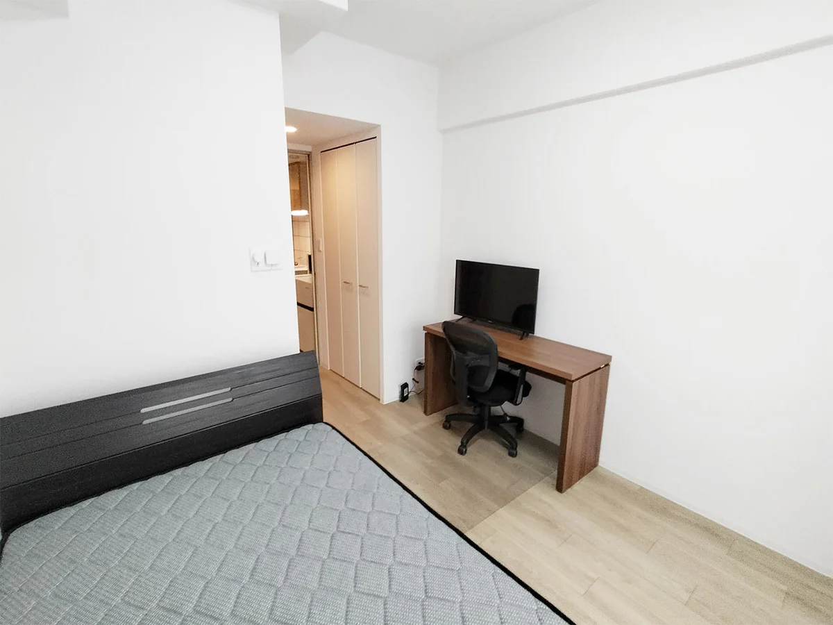 写真はお部屋のイメージです。ラグなどの室内装飾はございません。