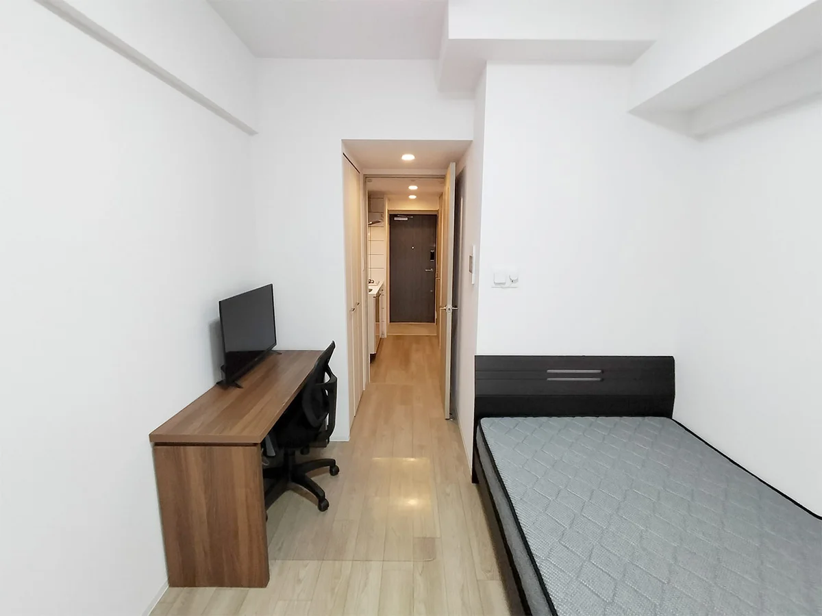 写真はお部屋のイメージです。ラグなどの室内装飾はございません。