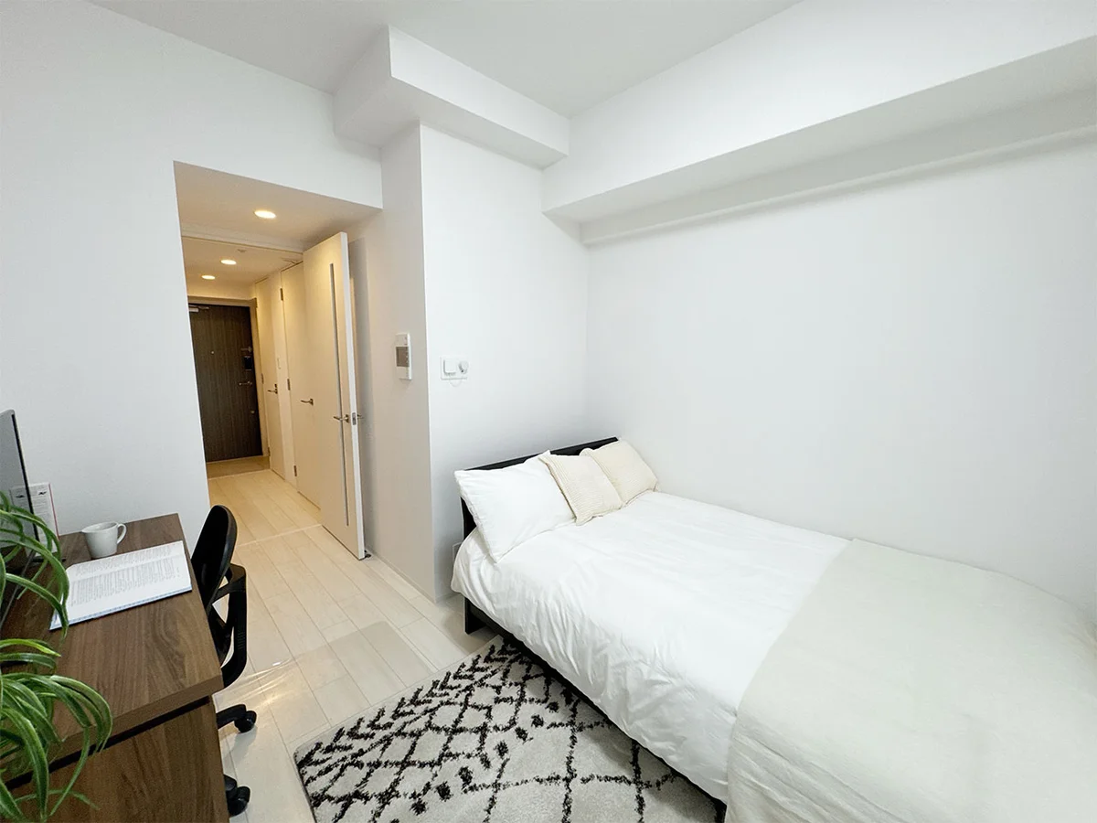 写真はお部屋のイメージです。ラグなどの室内装飾はございません。