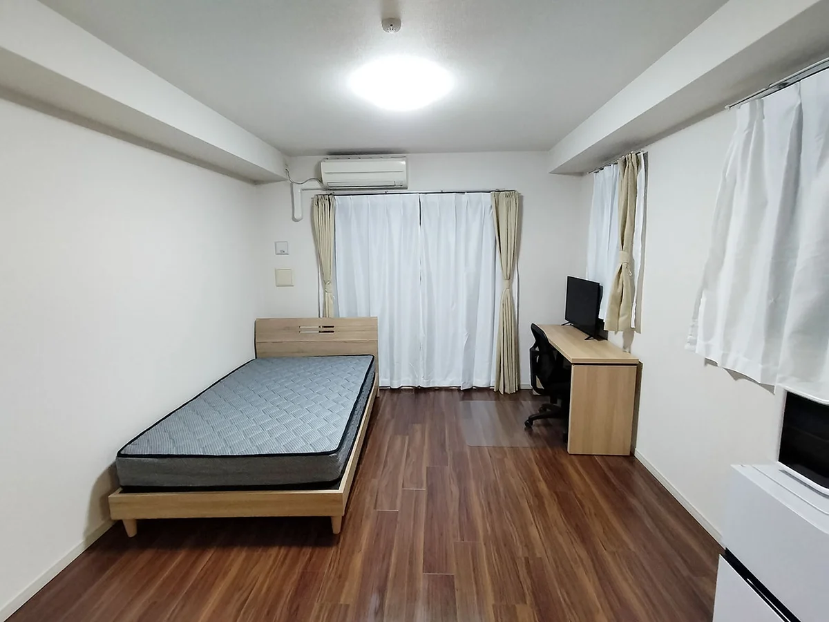 写真はお部屋のイメージです。ラグなどの室内装飾はございません。