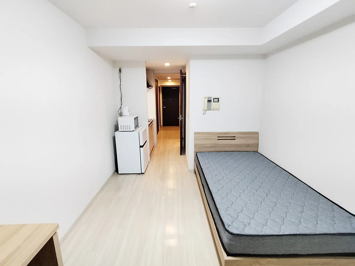 写真はお部屋のイメージです。ラグなどの室内装飾はございません。