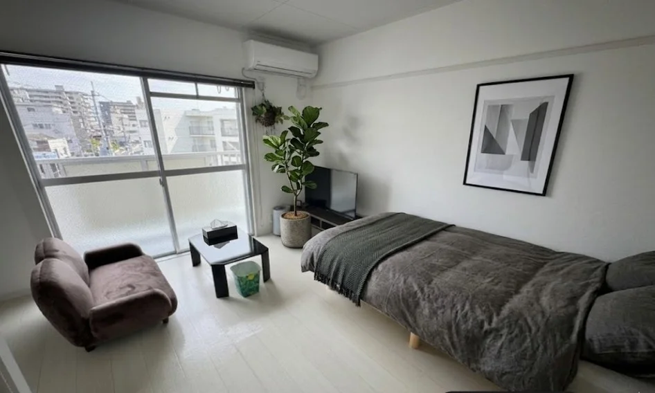 「31㎡のゆとりある空間を、廊下とDKで贅沢にセパレート。生活動線が重複しないため、2名入居時でもプライバシーを確保しやすい計算された配置です。」※植木と額とクッションなどは写真用です。