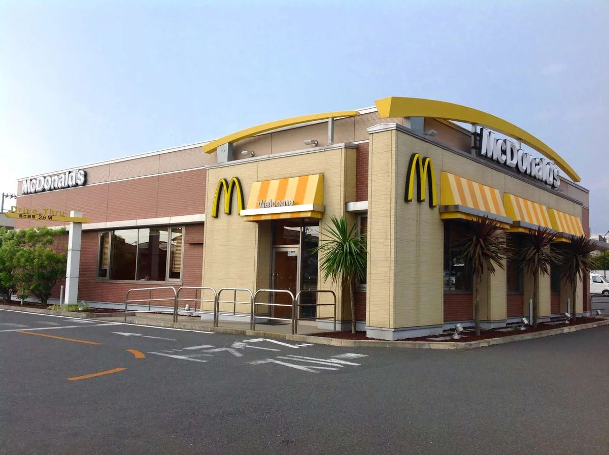 マクドナルドまで徒歩約6分