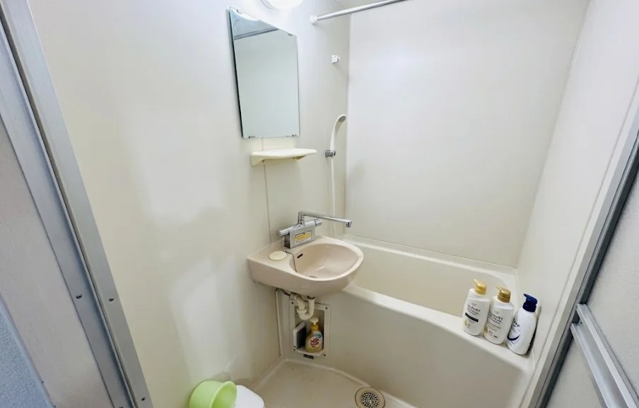 バス・トイレ別（セパレート）は、検索クエリにおいて最も重要視される条件の一つです。湿気のこもりを抑える設計により、水回りの清潔感を長期にわたって保持。一日の疲れを癒す独立したバスルームは、滞在満足度を直接的に向上させる決定的なスペックです。
