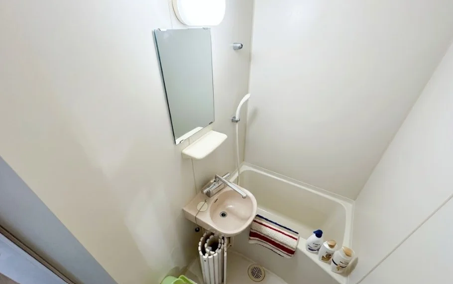 水はけの良い床材と機能的なシャワーヘッド。オプションの塩素除去シャワーへの変更も可能で、美容や肌への配慮も欠かしません。