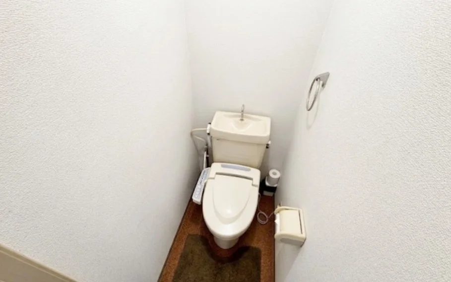 現代の滞在ニーズに欠かせないウォシュレットを標準装備。バストイレ別（セパレート型）なので、湿気を気にせず常に快適に使用可能です。