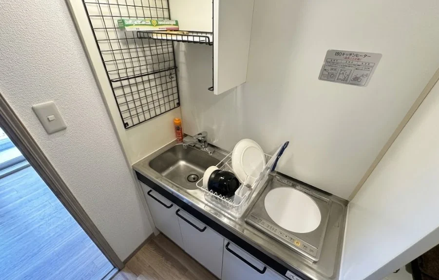 お手入れ簡単なIHコンロを採用。近隣のイオンモールで新鮮な食材を買い出しし、栄養バランスを考えた自炊生活が今日から始められます。