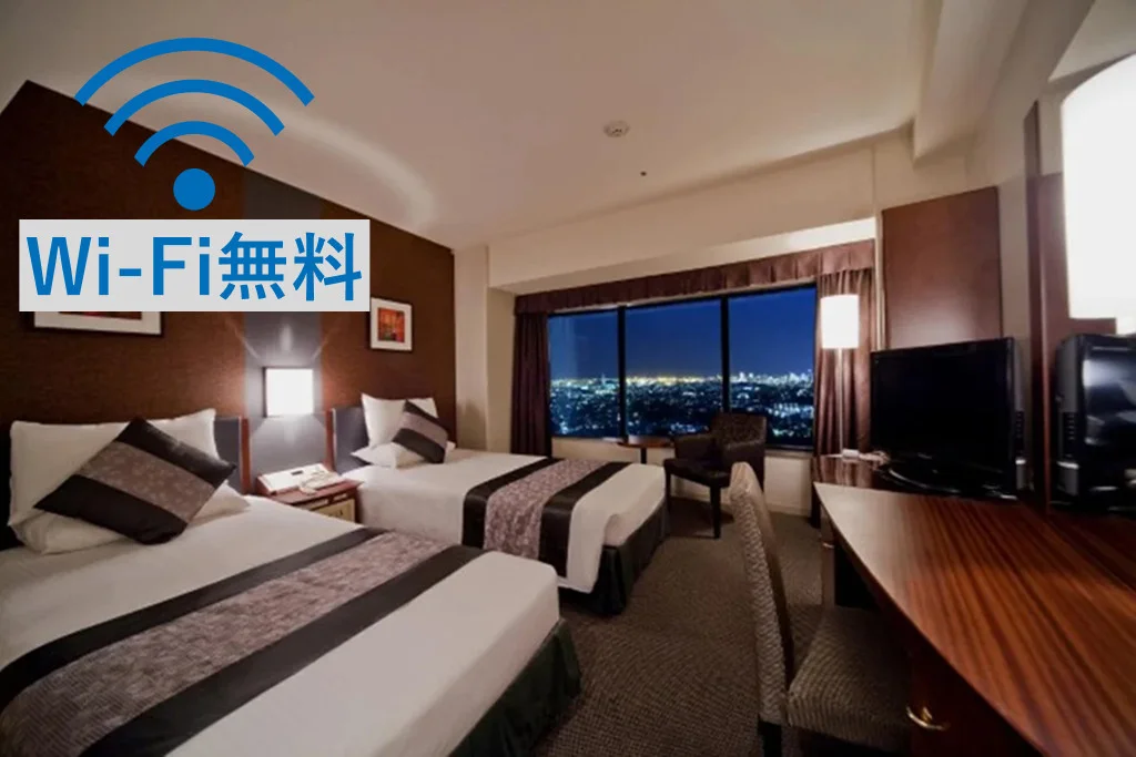 明るい色を基調にしたシックなお部屋。大きな窓がとってもすてき！