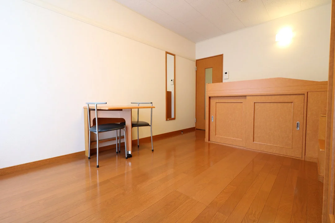 ベッド下に収納スペースあり！荷物が多くても十分に収まります