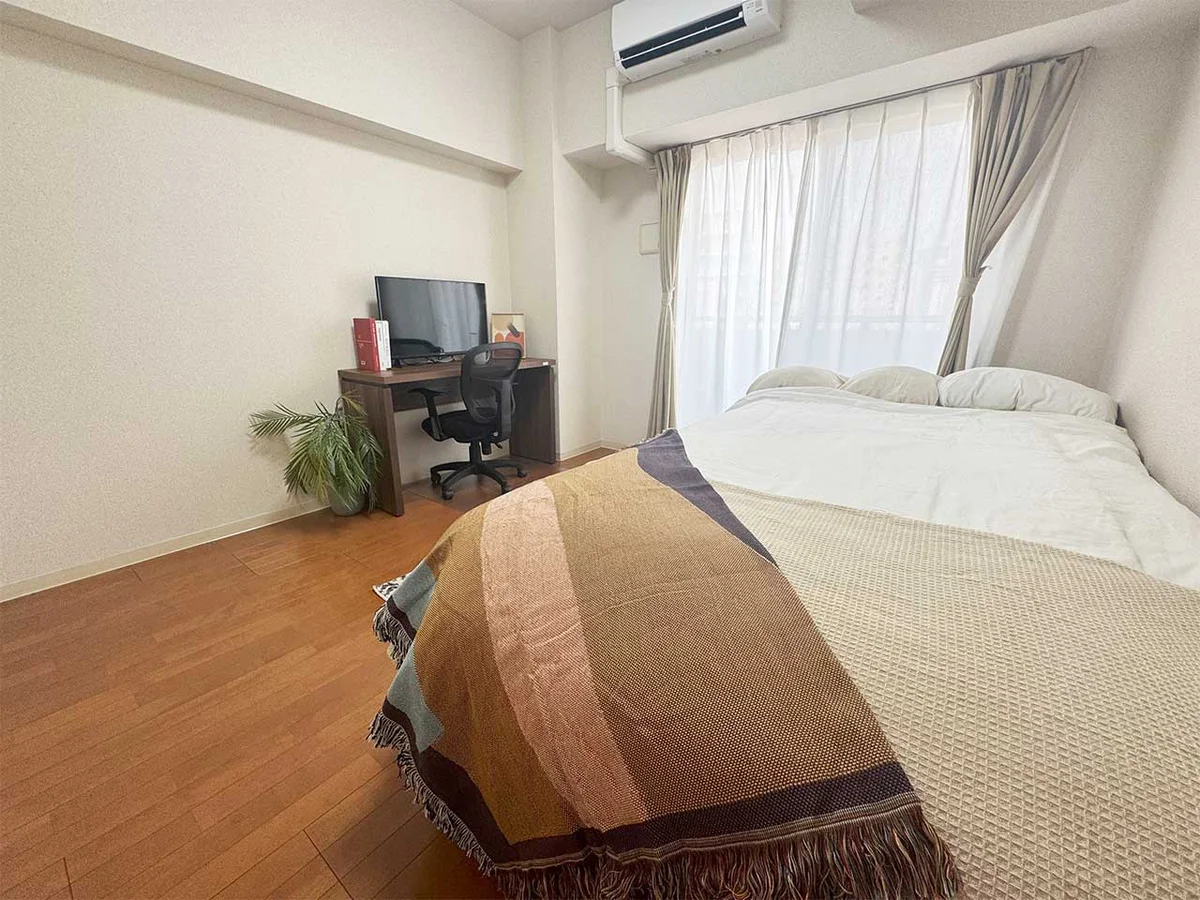 写真はお部屋のイメージです。ラグなどの室内装飾はございません。