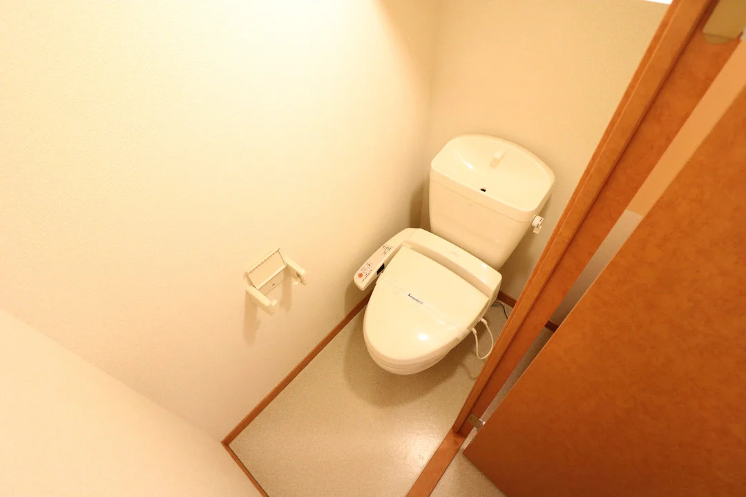 温水洗浄便座付きトイレにより快適です。