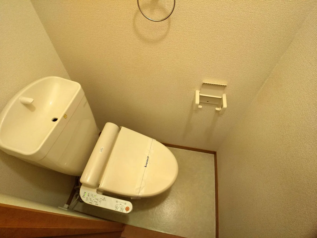 明るく清潔感のあるトイレ