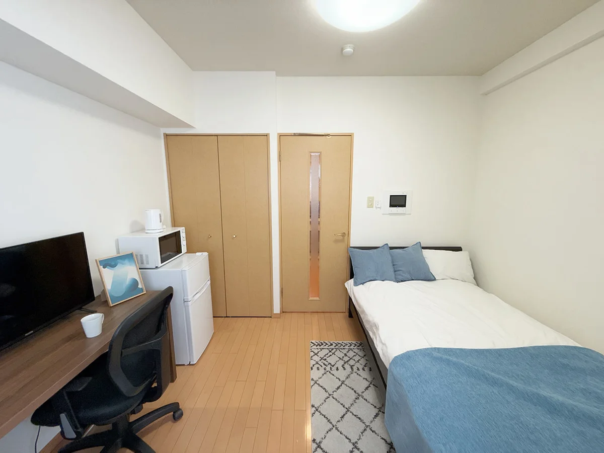 写真はお部屋のイメージです。ラグなどの室内装飾はございません。