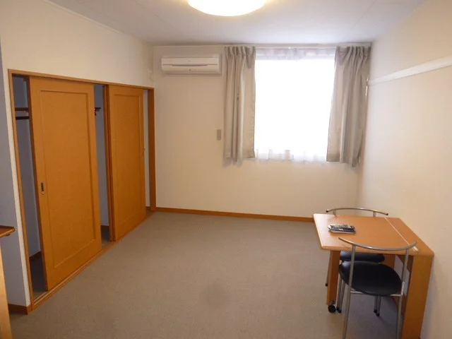 エアコン、カーテン、机、椅子完備
