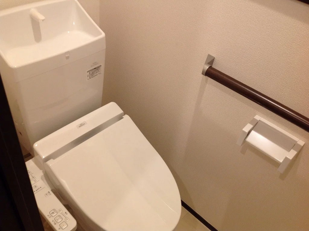 温水洗浄便座付き。手すりと棚も御座います。