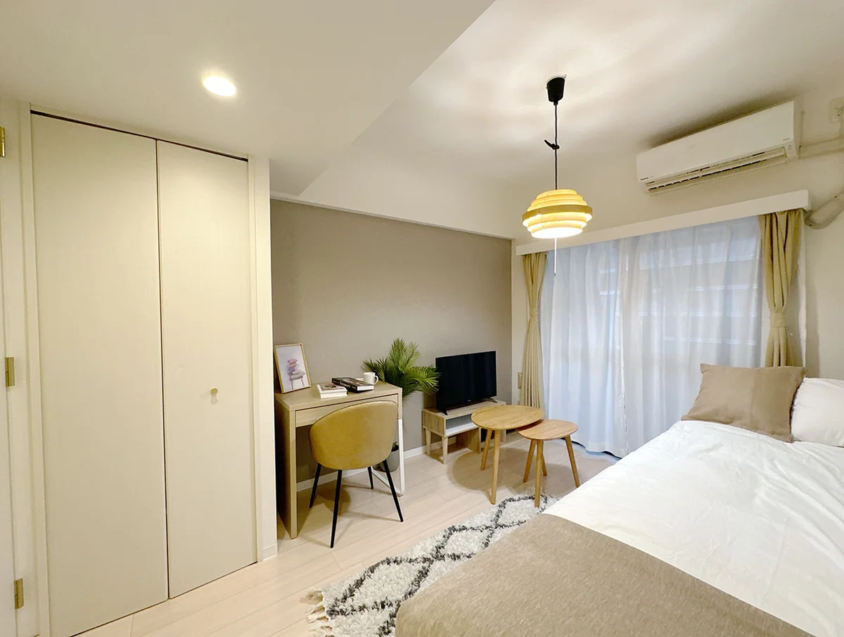 写真はお部屋のイメージです。ラグなどの室内装飾はございません。