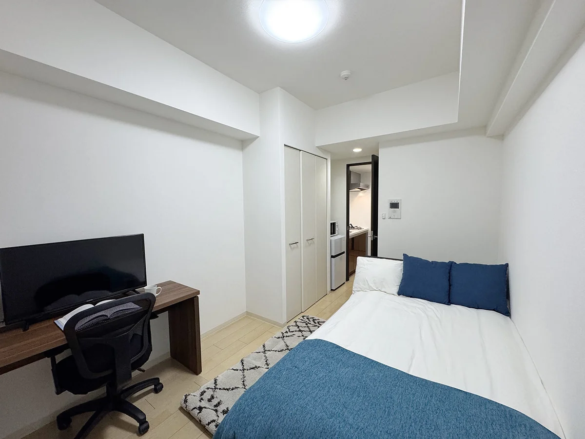 写真はお部屋のイメージです。ラグなどの室内装飾はございません。