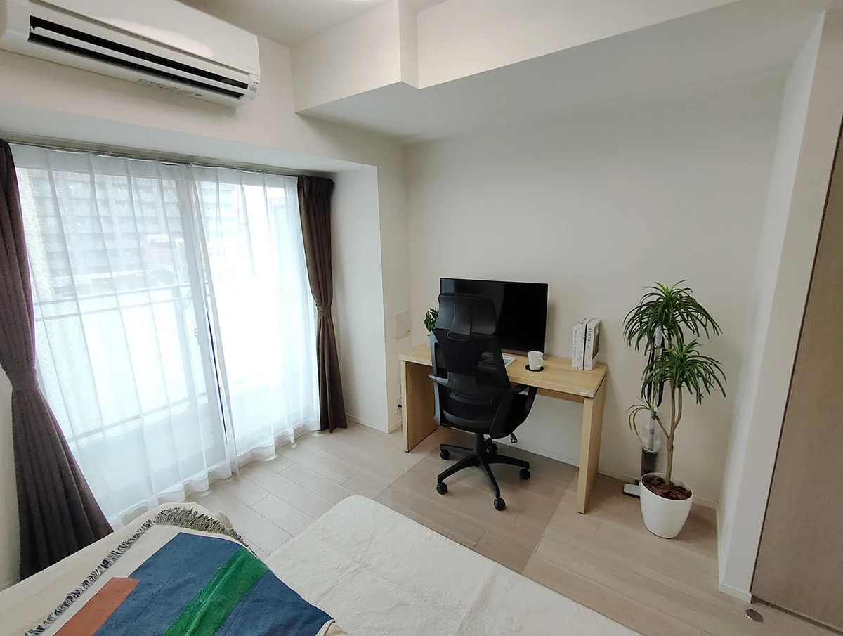 写真はお部屋のイメージです。ラグなどの室内装飾はございません。