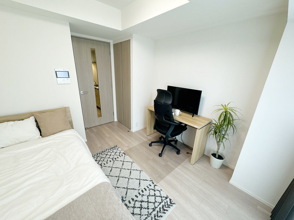 写真はお部屋のイメージです。ラグなどの室内装飾はございません。