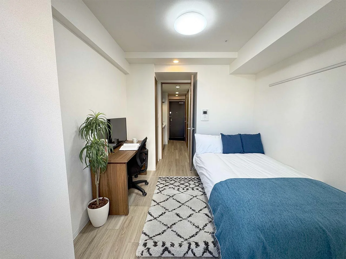 写真はお部屋のイメージです。ラグなどの室内装飾はございません。