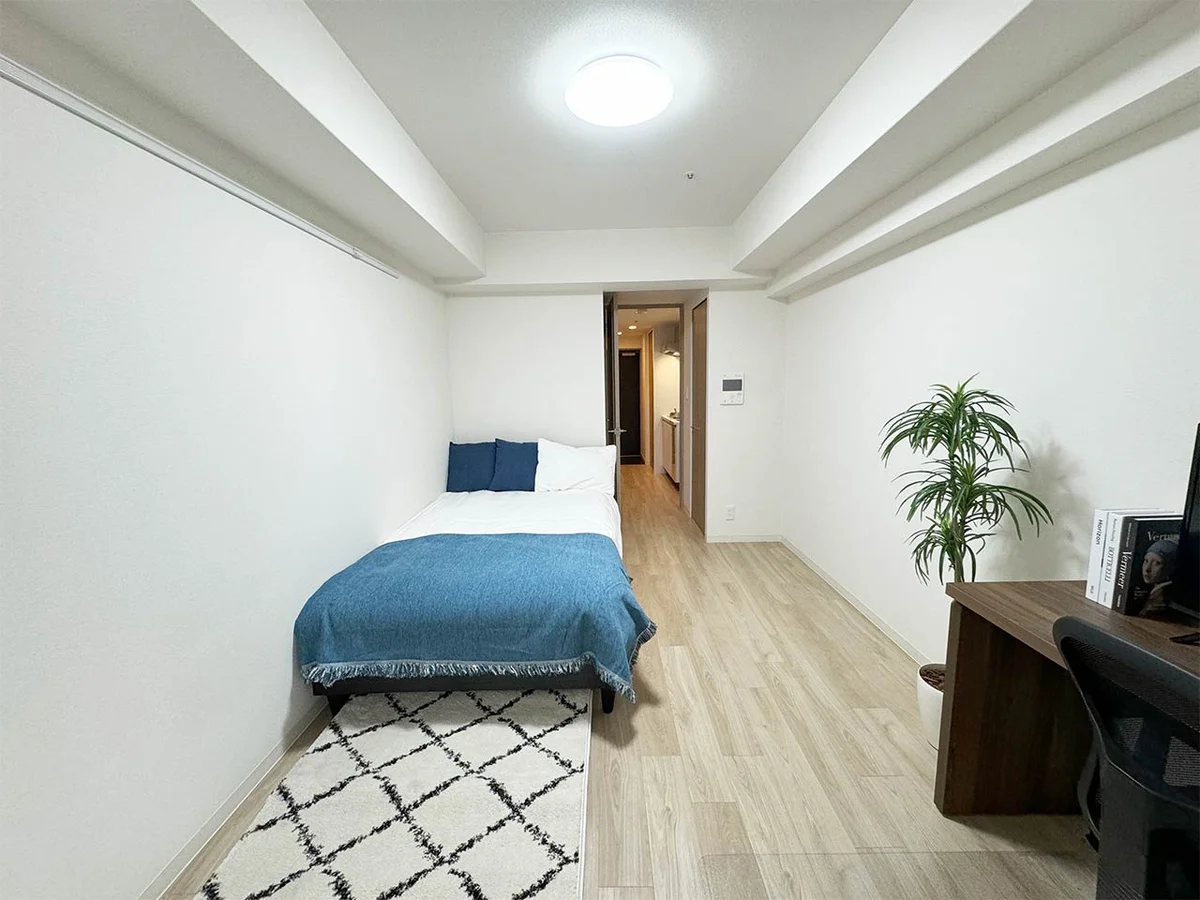 写真はお部屋のイメージです。ラグなどの室内装飾はございません。