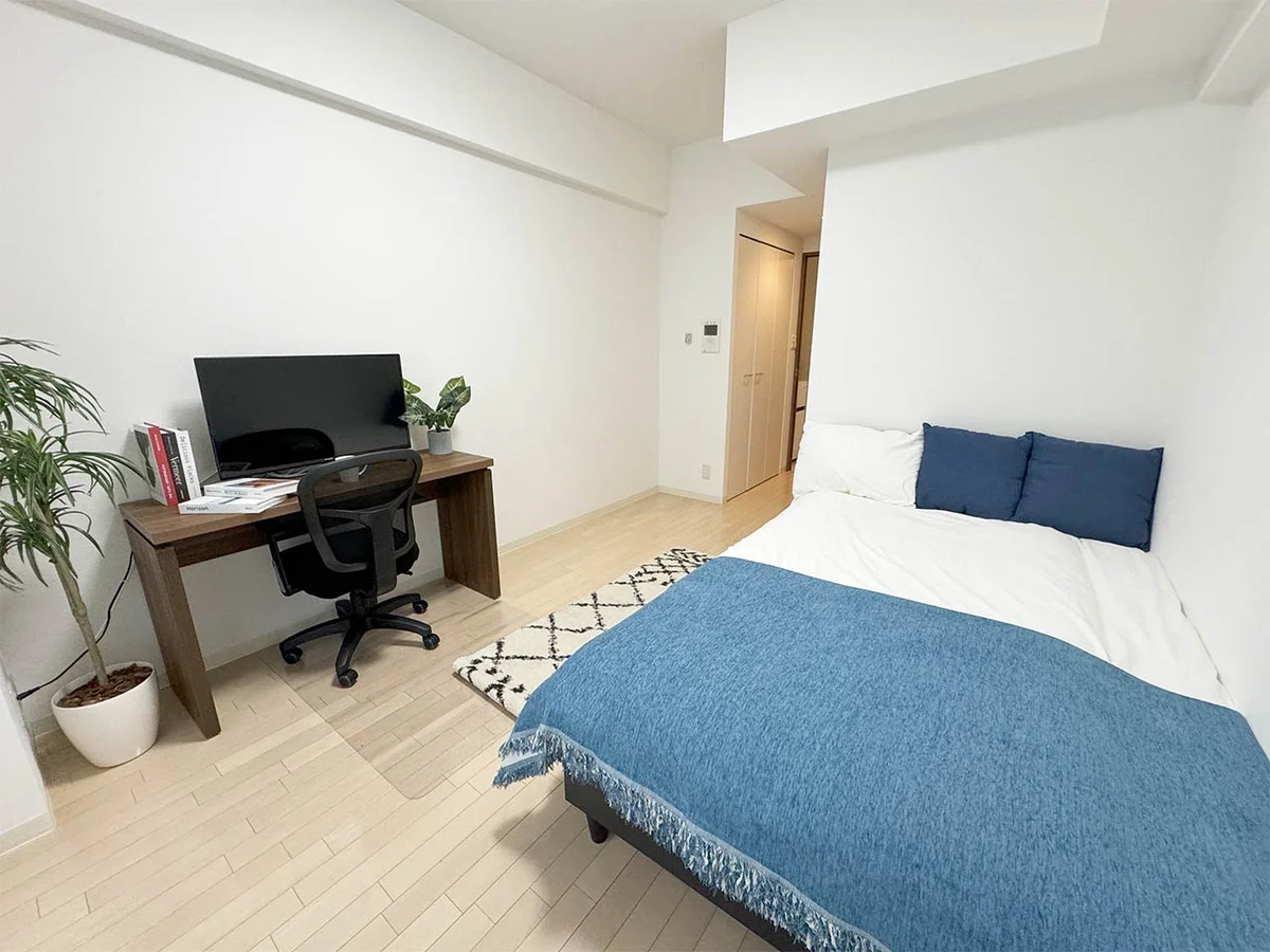 写真はお部屋のイメージです。ラグなどの室内装飾はございません。