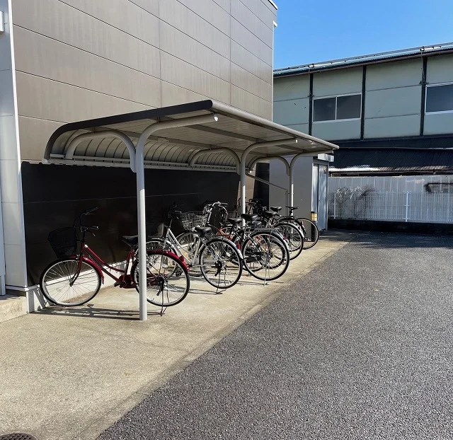 屋根付き駐輪場完備