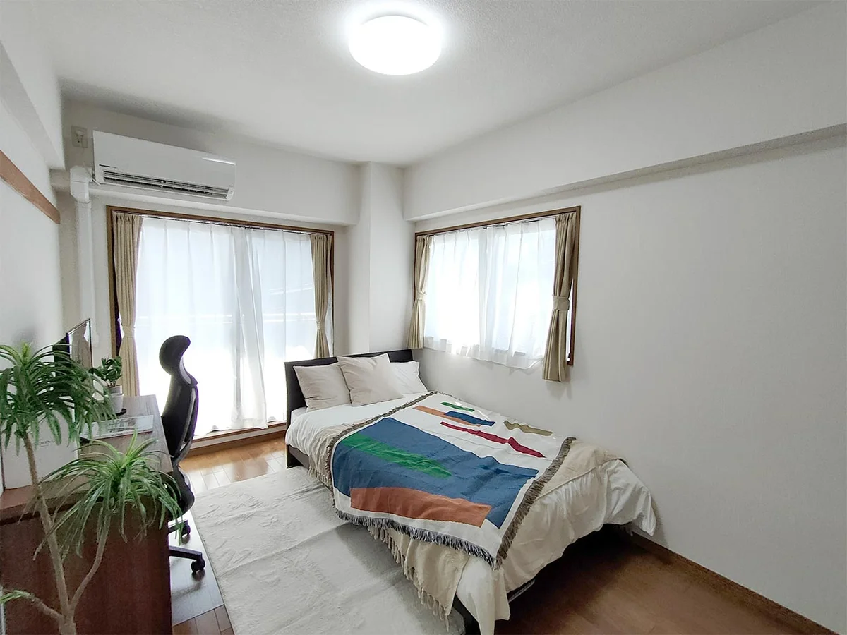 写真はお部屋のイメージです。ラグなどの室内装飾はございません。