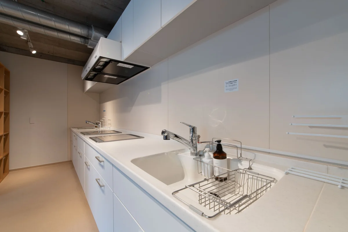 シェアキッチンはシンクとコンロが2つずつ。調理スペースも広々としていますよ。