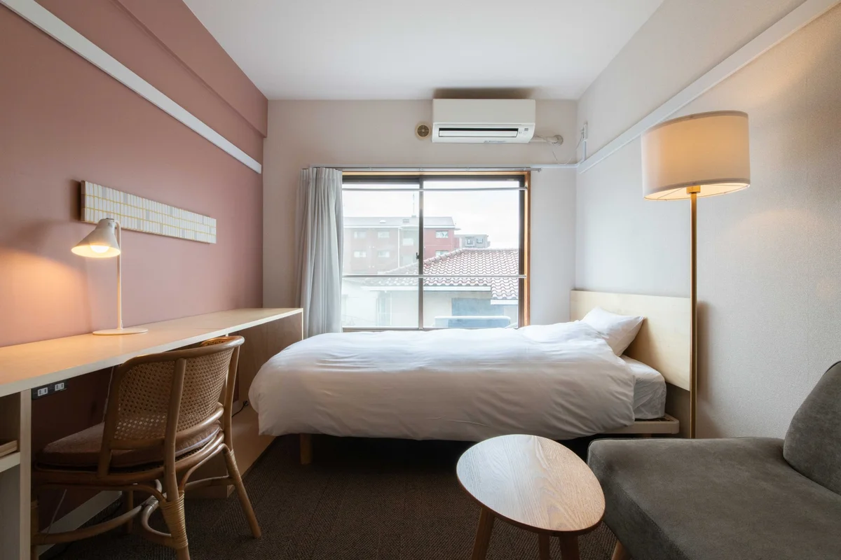 アクセントカラーが映える、明るく落ち着いた空間です。