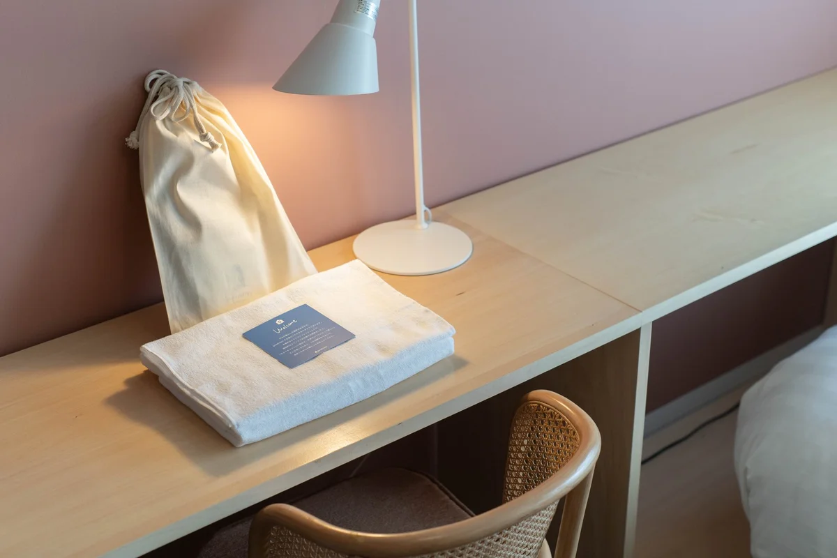 デスクの上にアメニティのスタータセットもご用意。