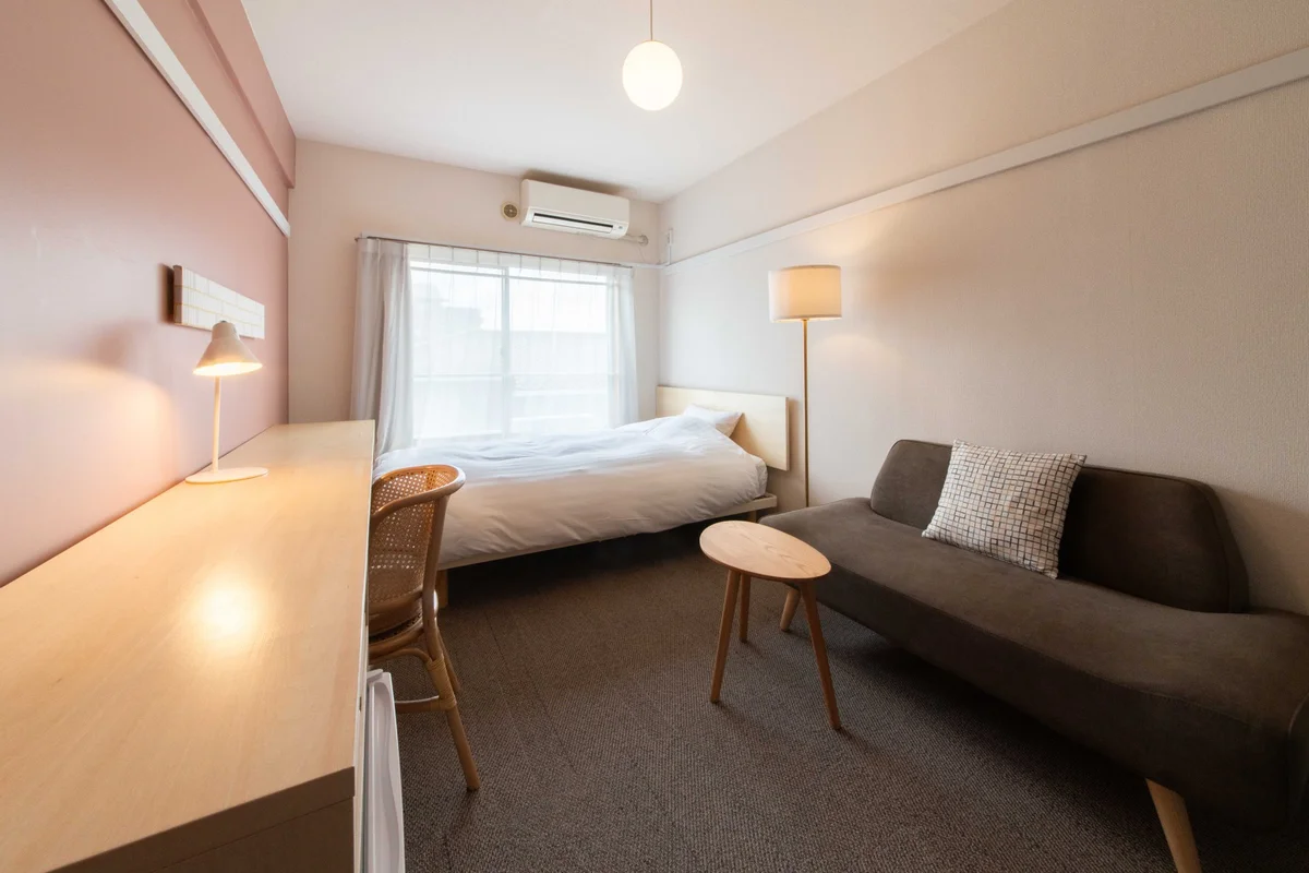 収納を兼ねたデスクは広々と。