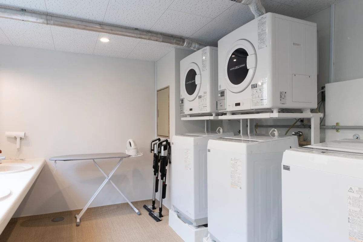 洗濯機は無料。洗剤も備え付けでご用意しています！※乾燥機は100円/20分