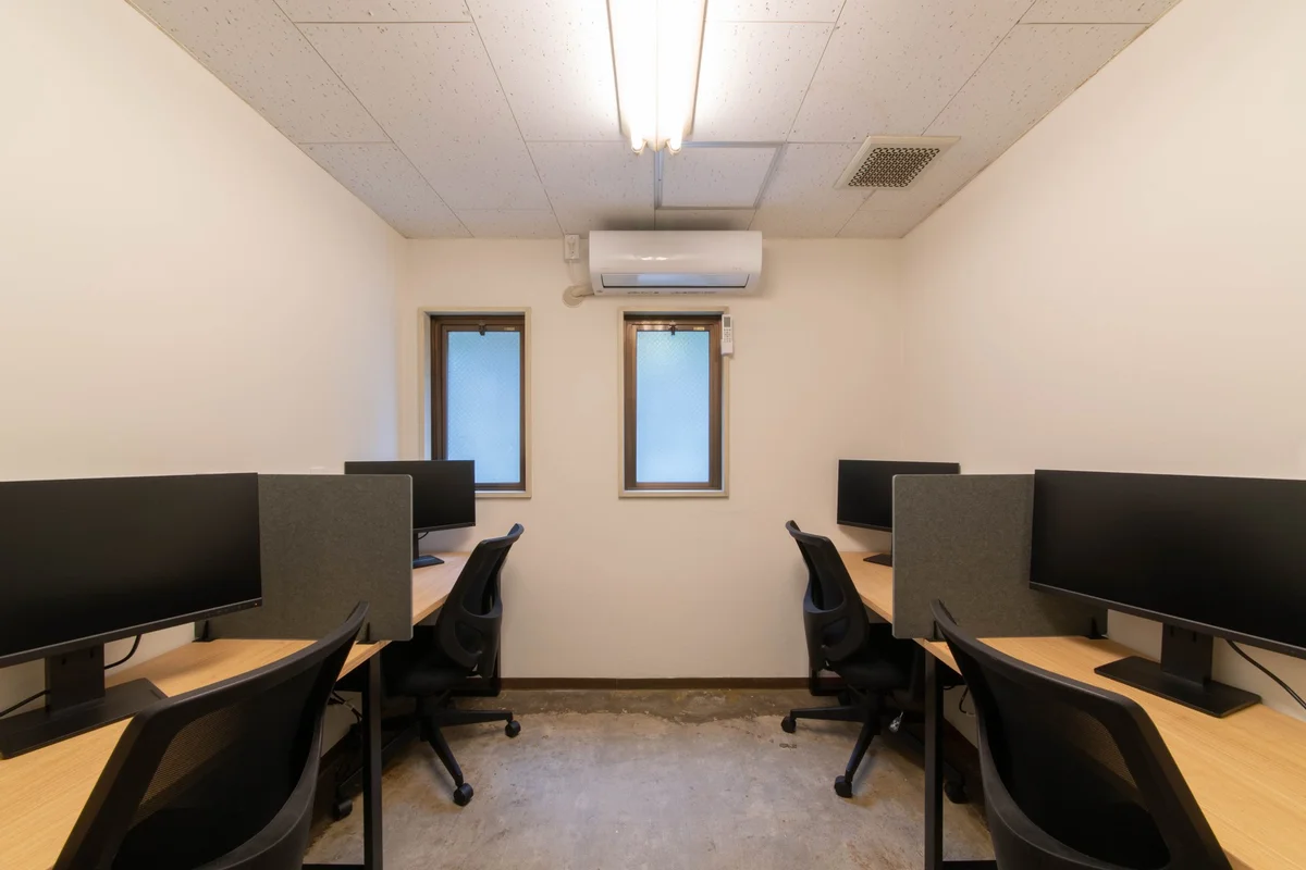 シェアラウンジとは別に、ワークスペースをご用意。モニター付きの席が4つありお仕事がはかどりそう！