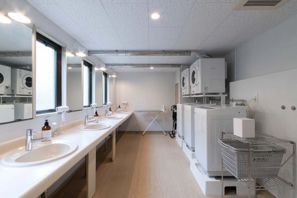 共用の洗面スペースは5台あるゆったり空間。