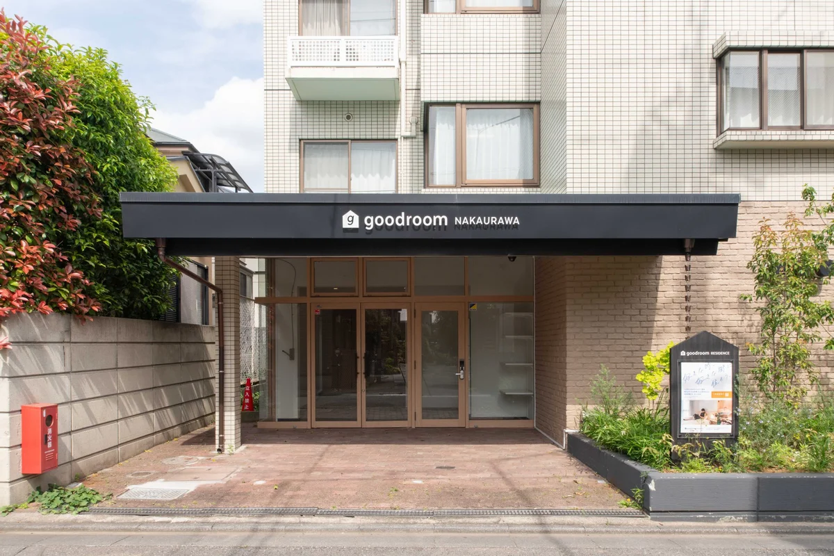 こちらが外観です。エントランスは広々と。