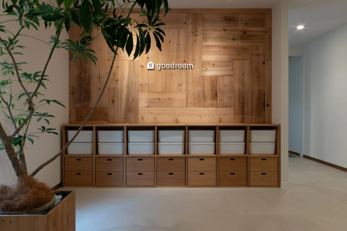 木の温もりを感じるエントランス。