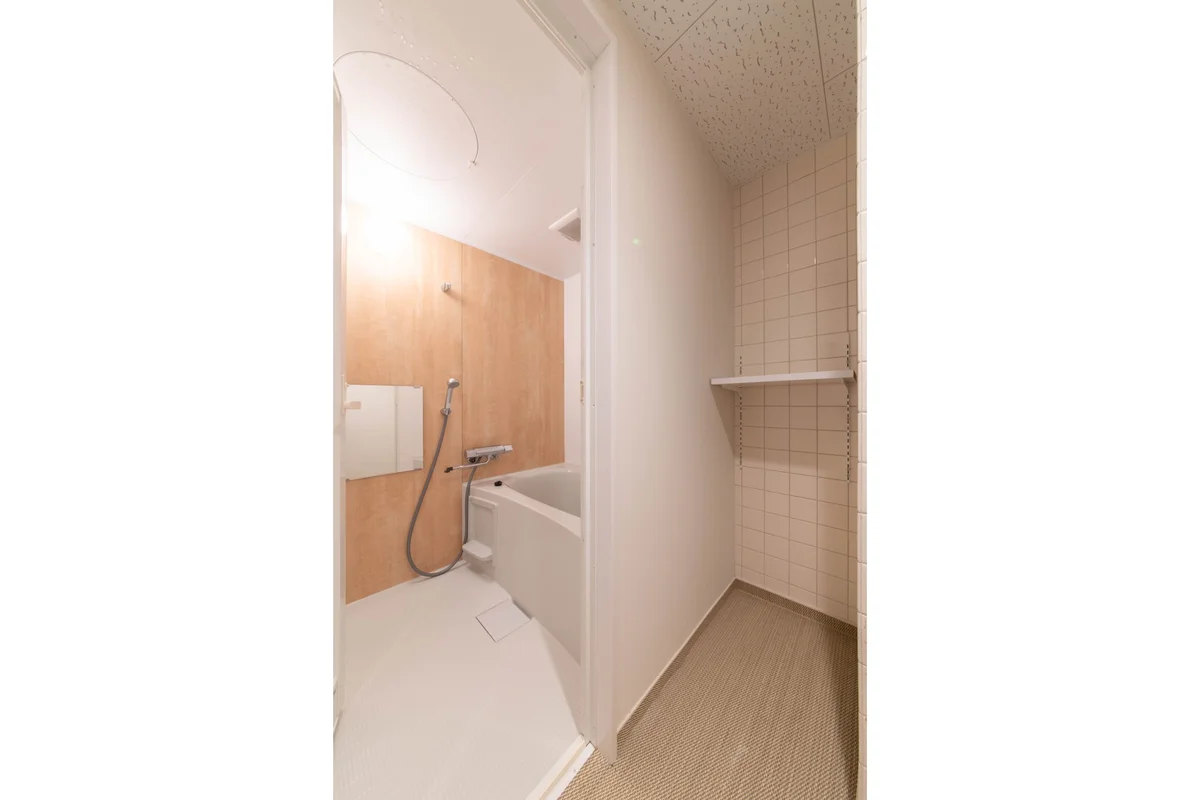 バスタブ付きのブースも。大浴場の使えない週でも湯船に浸かれちゃいます！