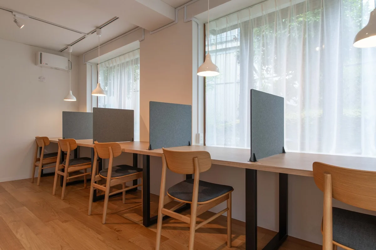 優しい光が差し込む窓側のスペースもあります。