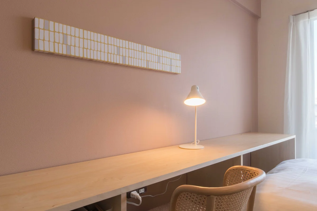 デスクは、収納を兼ねた広々としたスペースに。