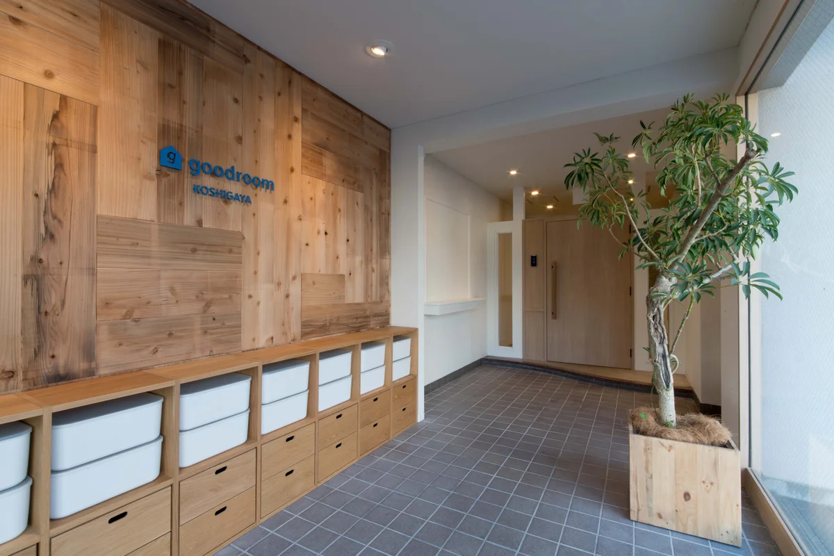 木の温もりの感じられるエントランス。顔認証で開錠できます。