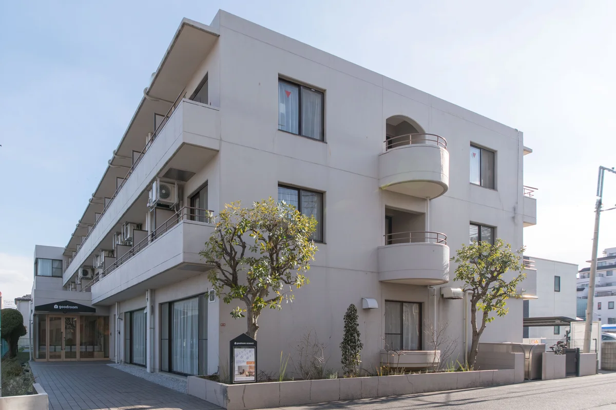 外観はこちら。どっしりとした3階建てで、道路側のアーチ状のバルコニーが目印です！