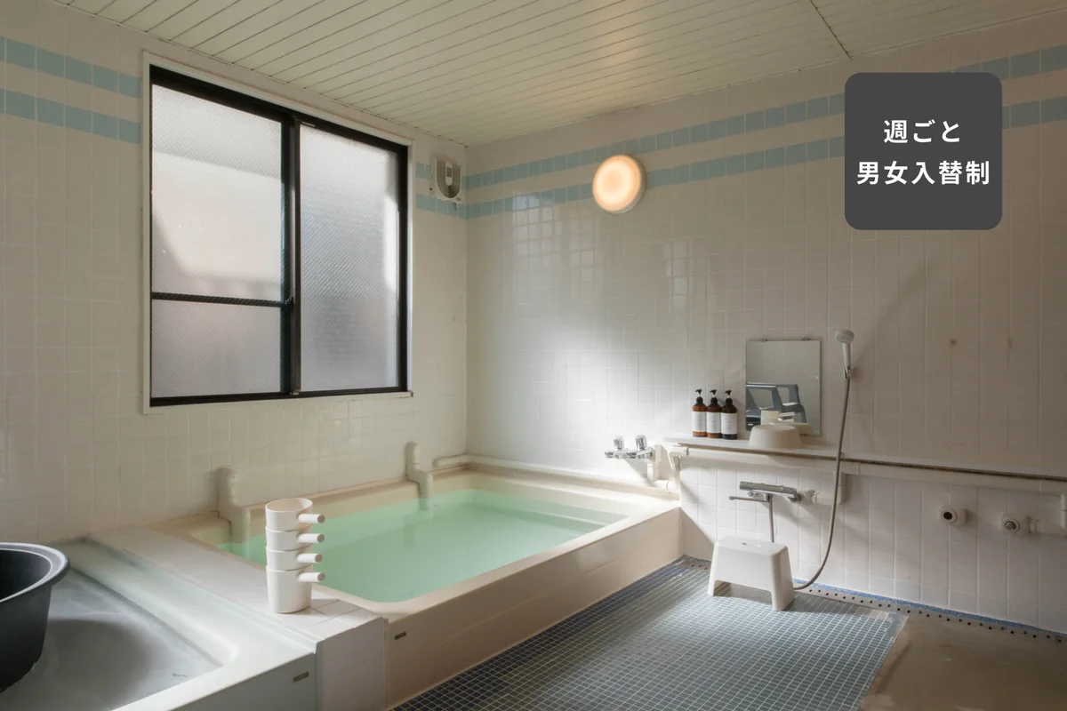 中には温水の浴槽と、