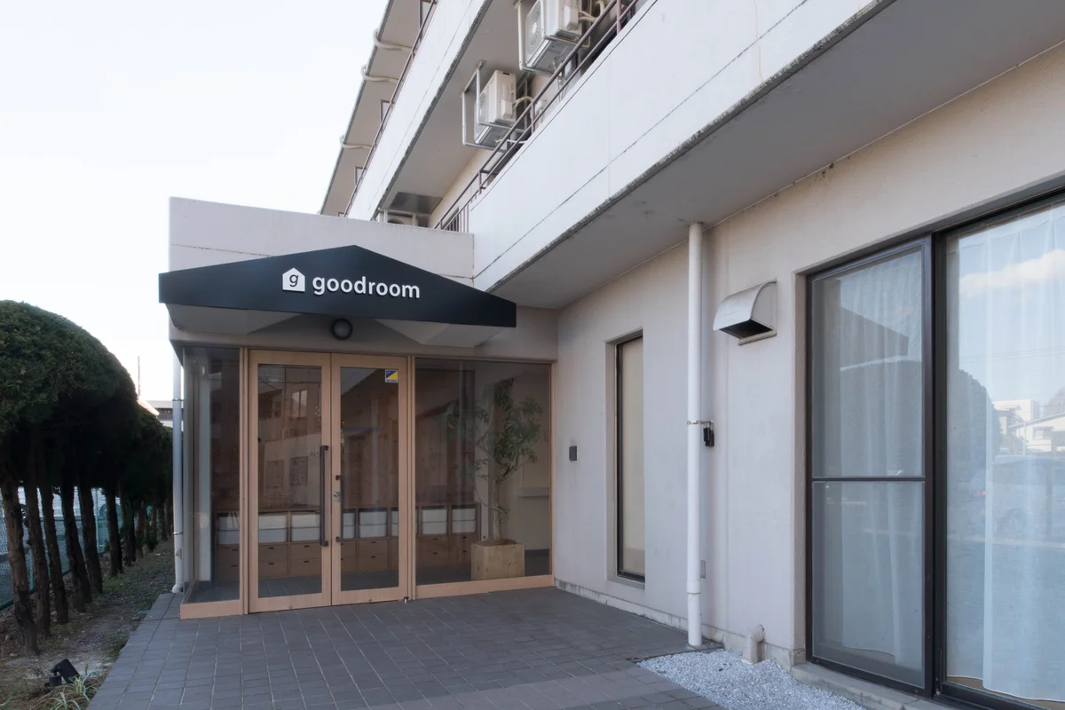 goodroom residenceのロゴとガラス扉がお出迎え。