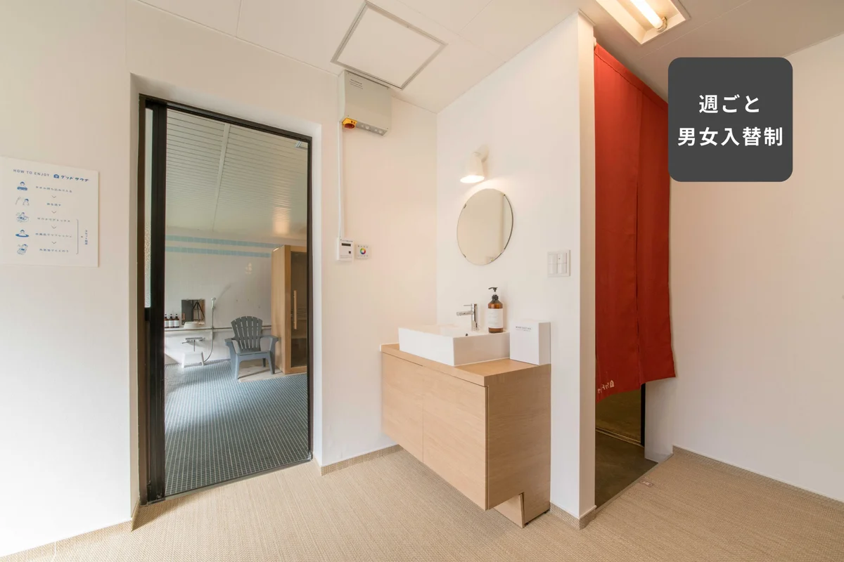 脱衣所にも洗面台がありますよ。