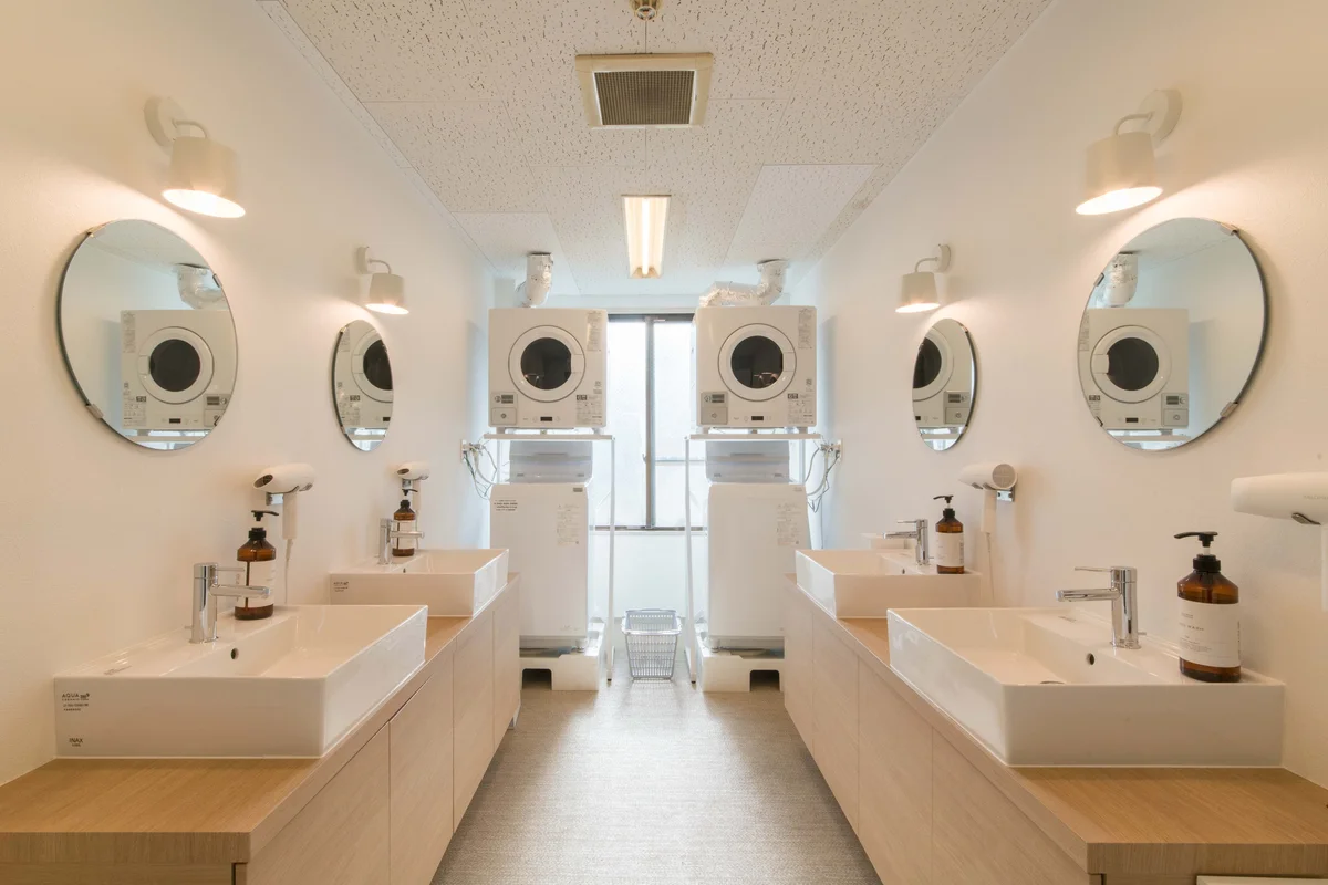 ランドリールームは各階に。1,3階は男性用、2階は女性用です。洗濯機は無料！