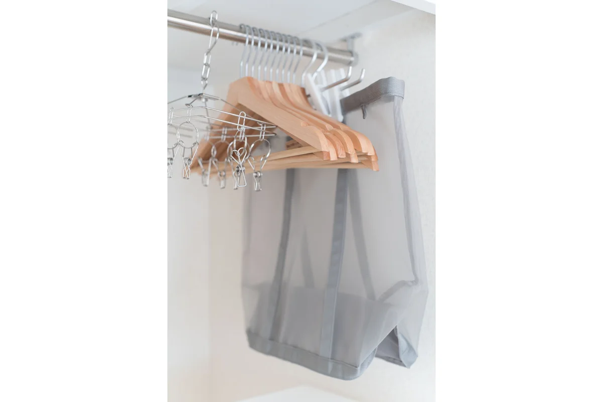 クローゼットにはハンガーやランドリーバッグなど、欲しいものが揃っています！