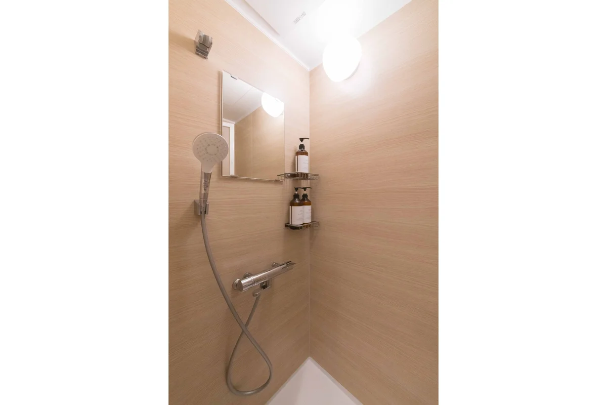 コンパクトでも、明るく清潔感のあるシャワールームで。