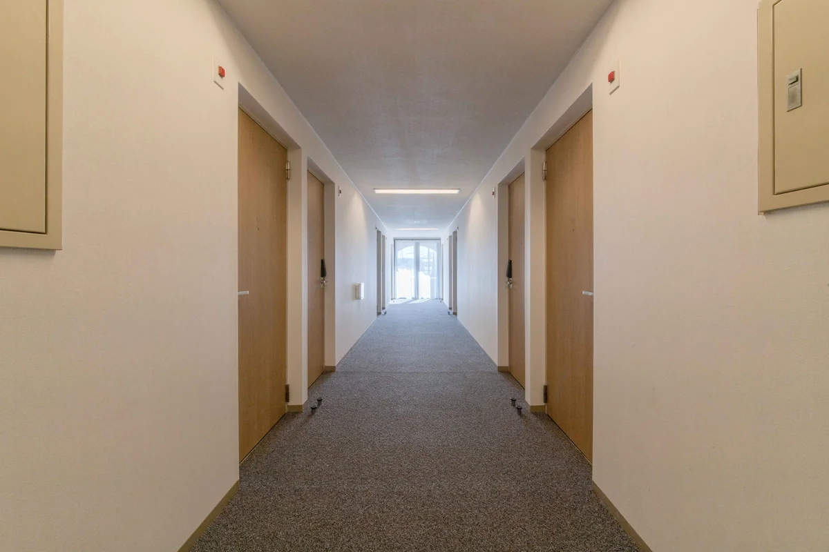 部屋の外は内廊下なので天候や時間を気にせず移動できますね。